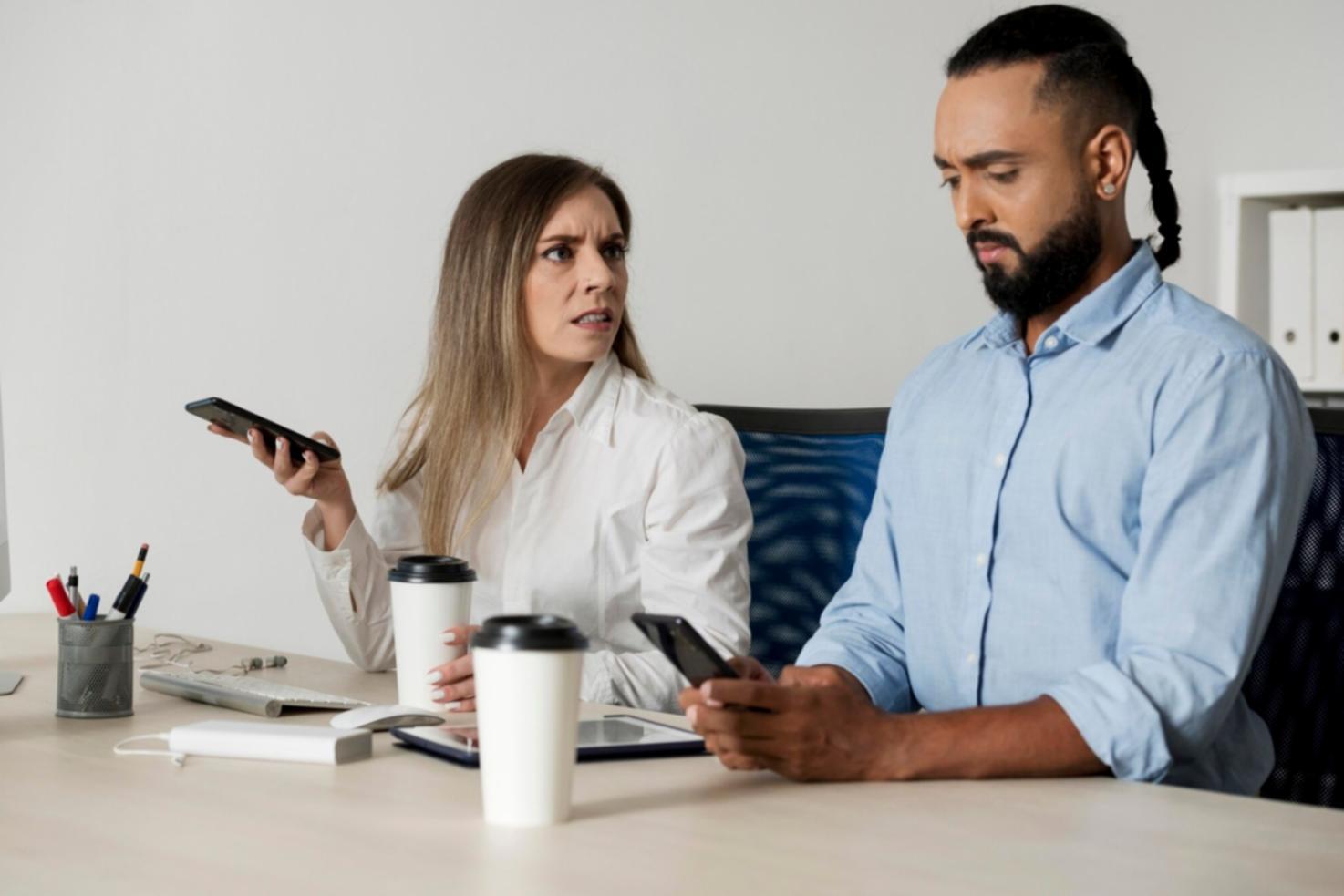 Personne travaillant sur ses finances personnelles